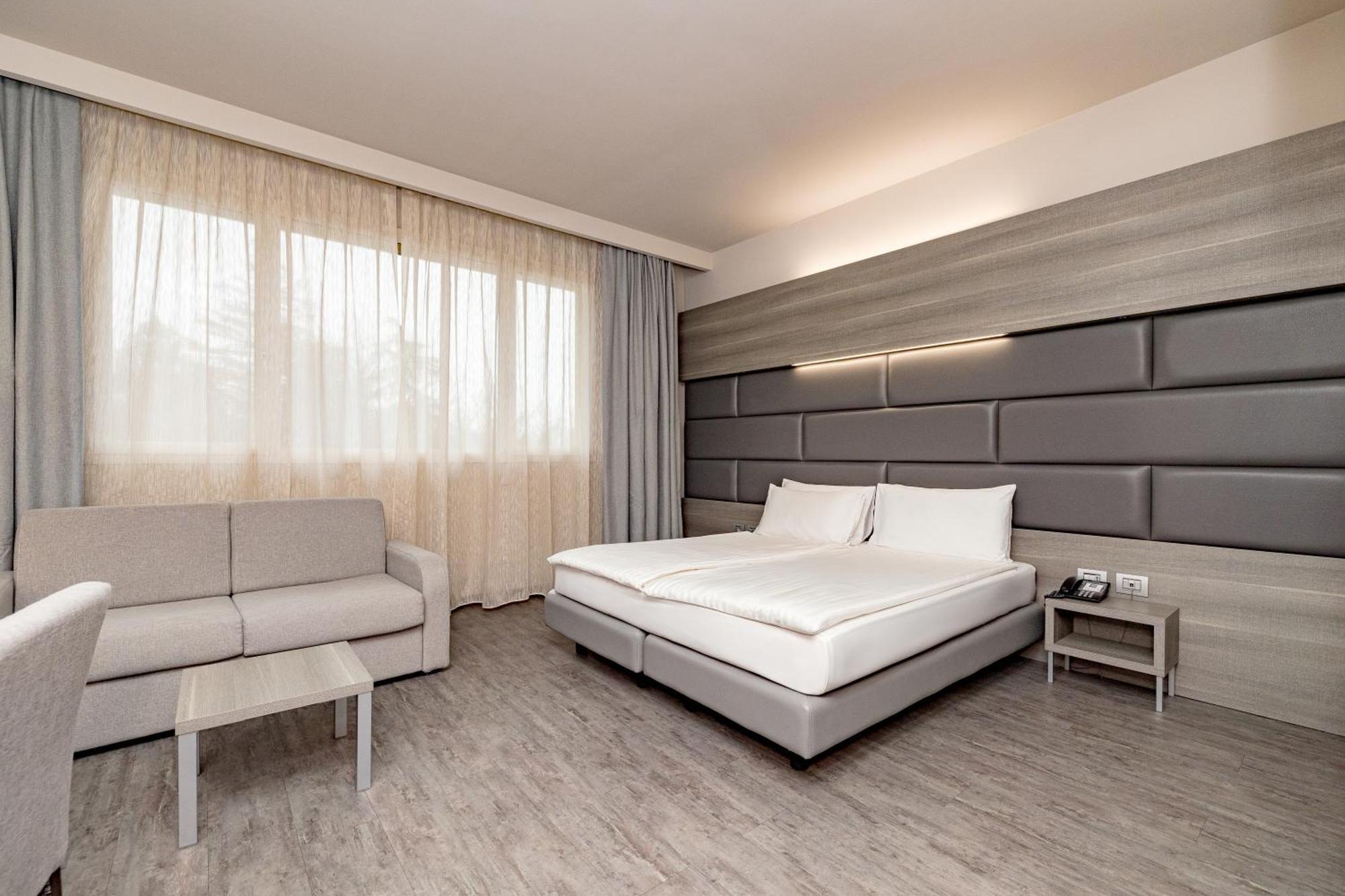 Just Hotel Saronno Exterior photo