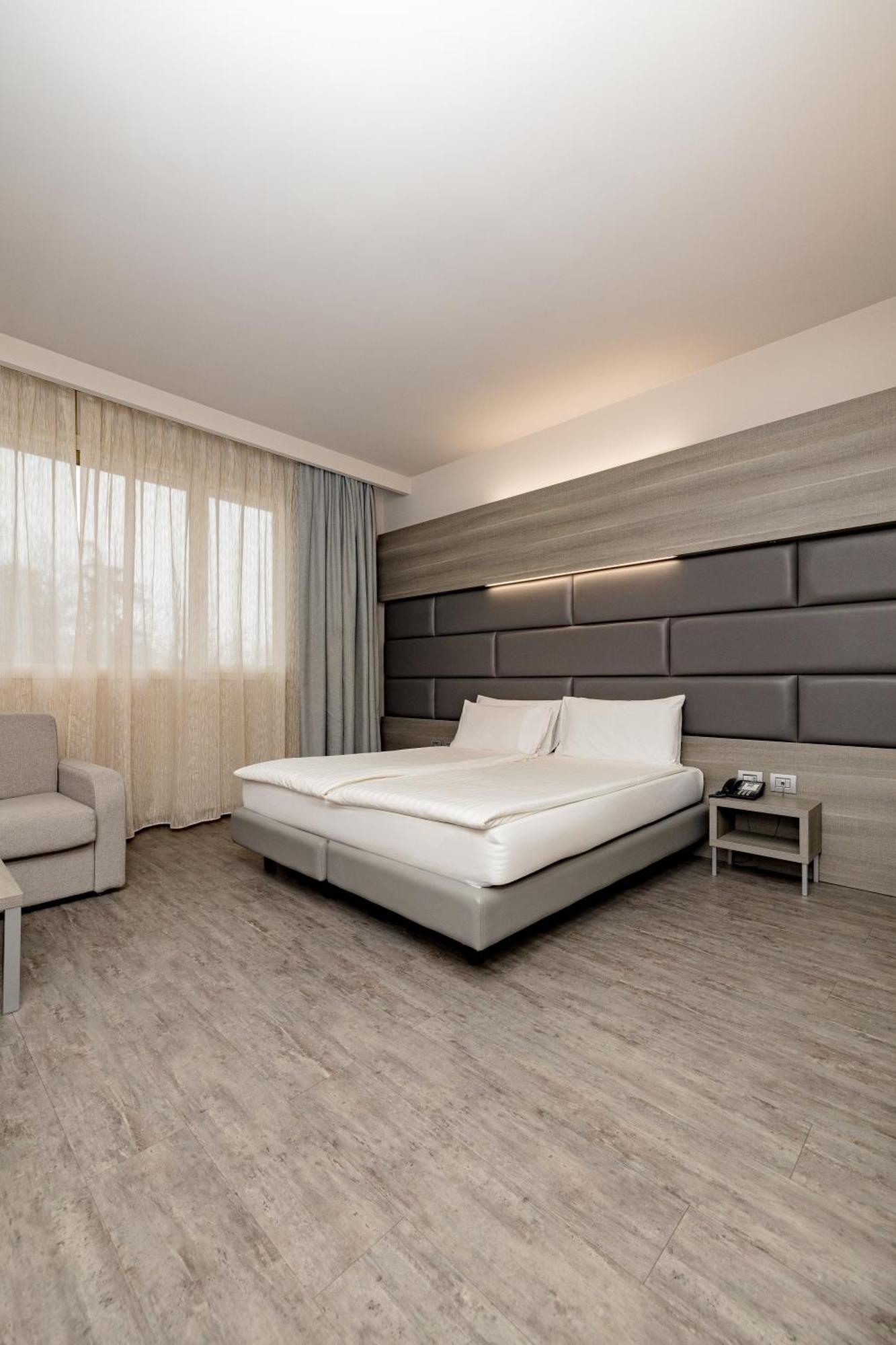 Just Hotel Saronno Exterior photo
